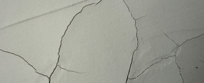 Concrete wall with cracks in it